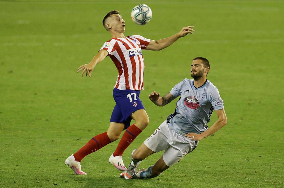 马德里竞技主帅迭戈·西蒙尼在场边激情指挥，他标志性的肢体语言和专注的目光，即便在空荡的看台前也依然是场边最引人注目的风景。