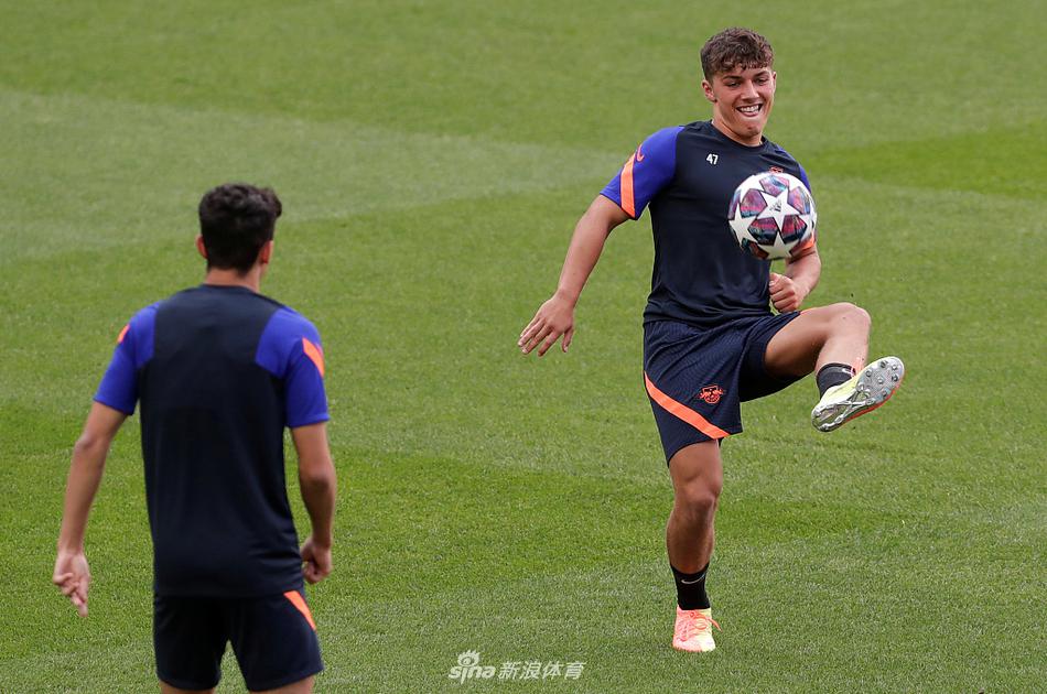 队内训练赛中，球员们积极拼抢，草屑飞舞，每球必争，这种认真的态度预示着他们已做好在九十分钟内倾尽全力的准备。