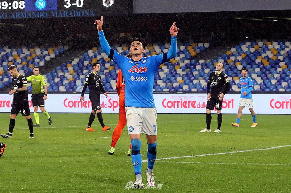 🥅 波利塔诺轻巧挑射，四两拨千斤！皮球越过门将的指尖，精准坠入网窝，这一刻，门将只能望球兴叹。