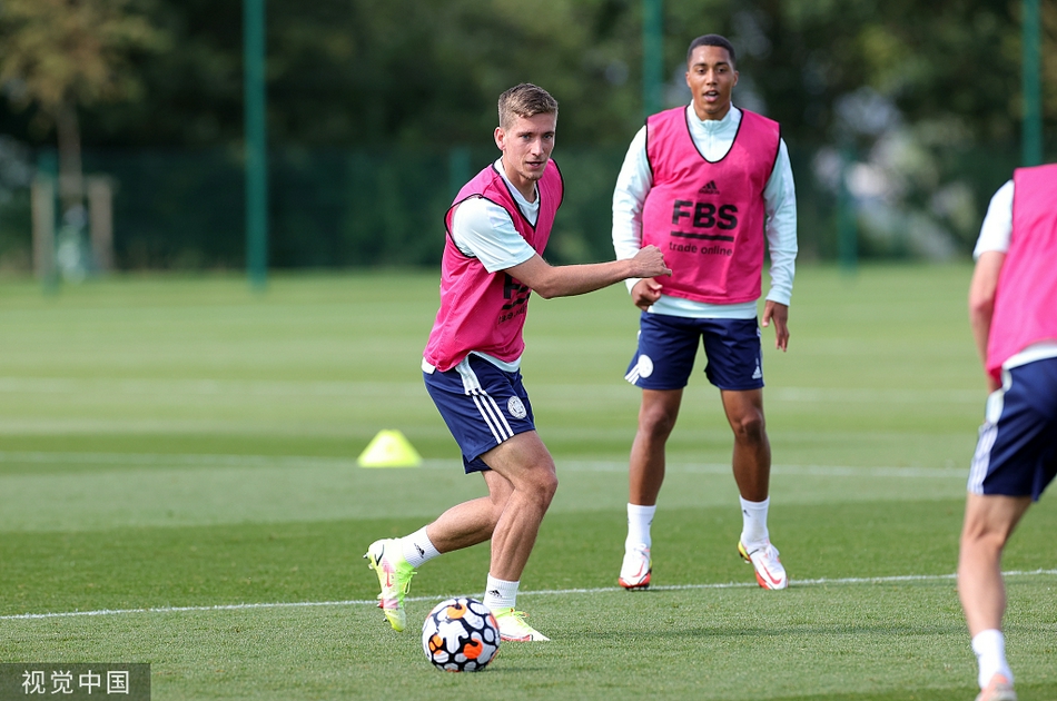 韦斯特高利用身高优势争顶头球，如同一座高塔般守护着蓝狐的禁区，让对手的高空球战术无从施展。