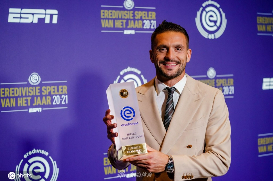 颁奖典礼落下帷幕，获奖者们与嘉宾在舞台上共同庆祝。五彩的纸屑从天而降，现场充满了欢乐与温馨的气氛，为这个特殊的20/21赛季画上了一个圆满的句号。