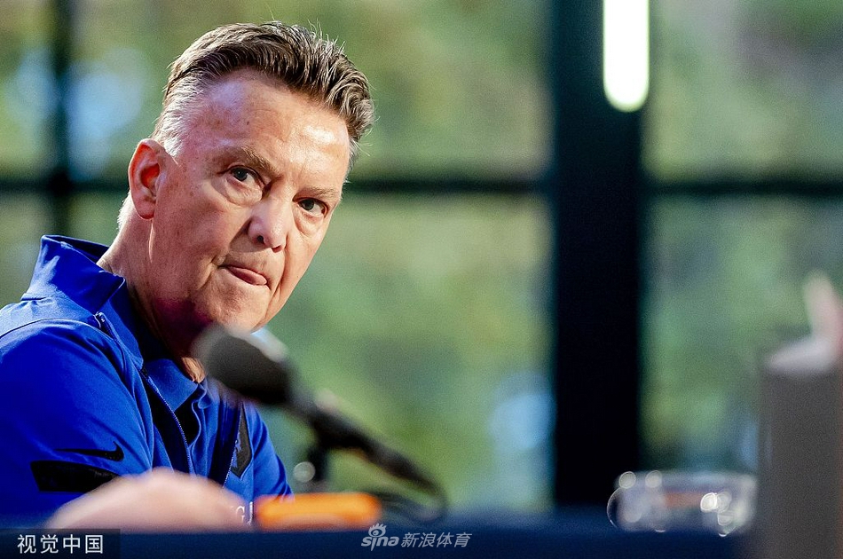 老帅范加尔重掌帅印，在发布会上面露坚定之色，目光如炬地望向前方，似乎早已将世预赛对手的战术看穿。