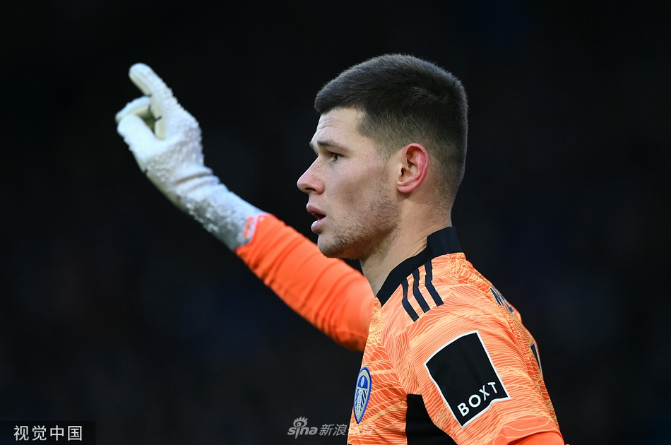 完成绝平进球的帕特里克·班福德脱下球衣，在队友的簇拥下疯狂庆祝，他赤裸着上身，振臂高呼，脸上洋溢着英雄般的笑容