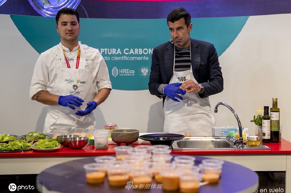 菲戈仔细审视盘中菜肴的摆盘，展现出对美食之美的鉴赏力