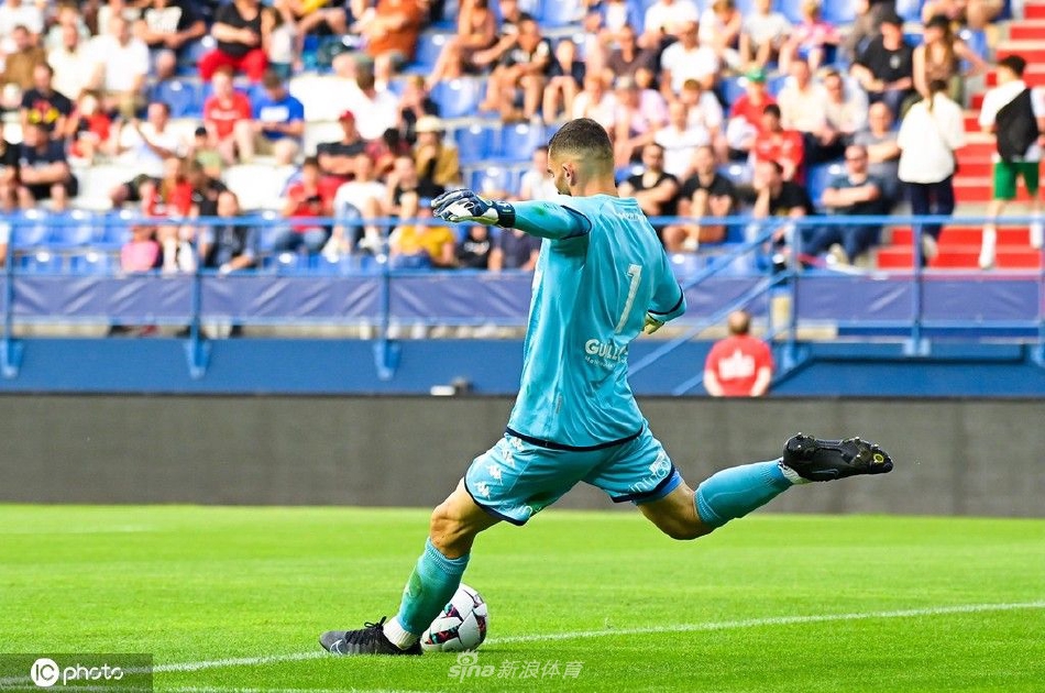 雷恩前锋打入制胜球瞬间，挑射动作优雅如天鹅展翅，皮球在空中划出决定命运的抛物线