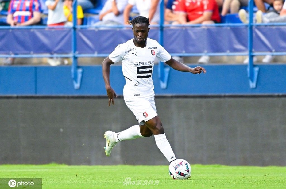 雷恩球员打入扳平进球后狂奔庆祝，双臂张开宛如雄鹰，身后是呆若木鸡的卡昂门将