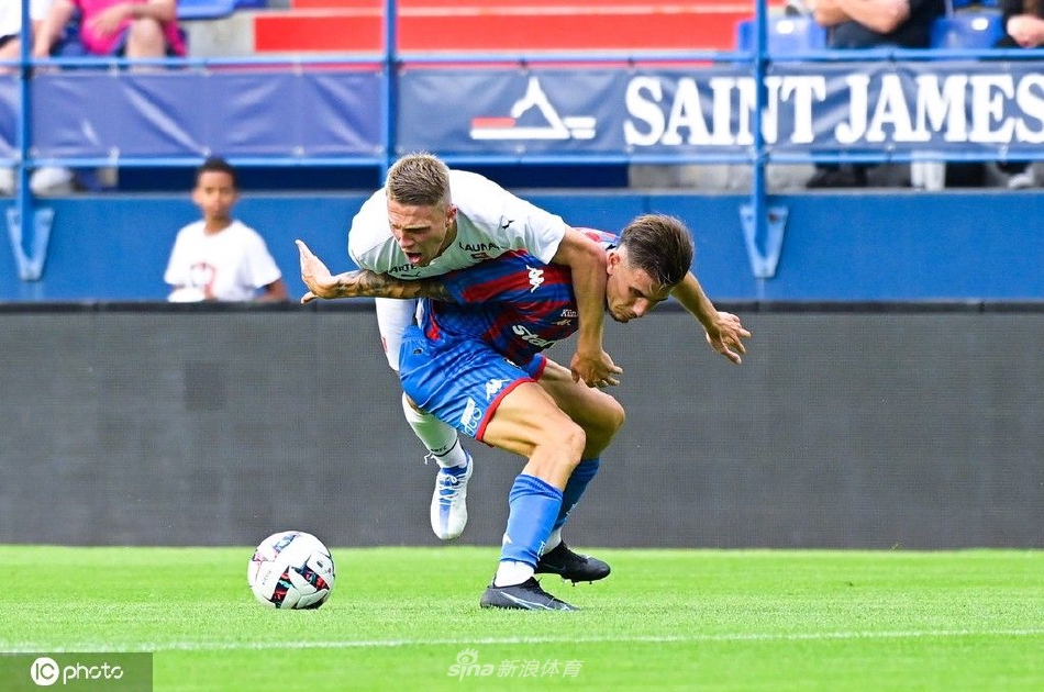 两队球员赛后互相致意，交换球衣，在灯火通明的绿茵场上勾勒出友谊与竞争并存的美好剪影