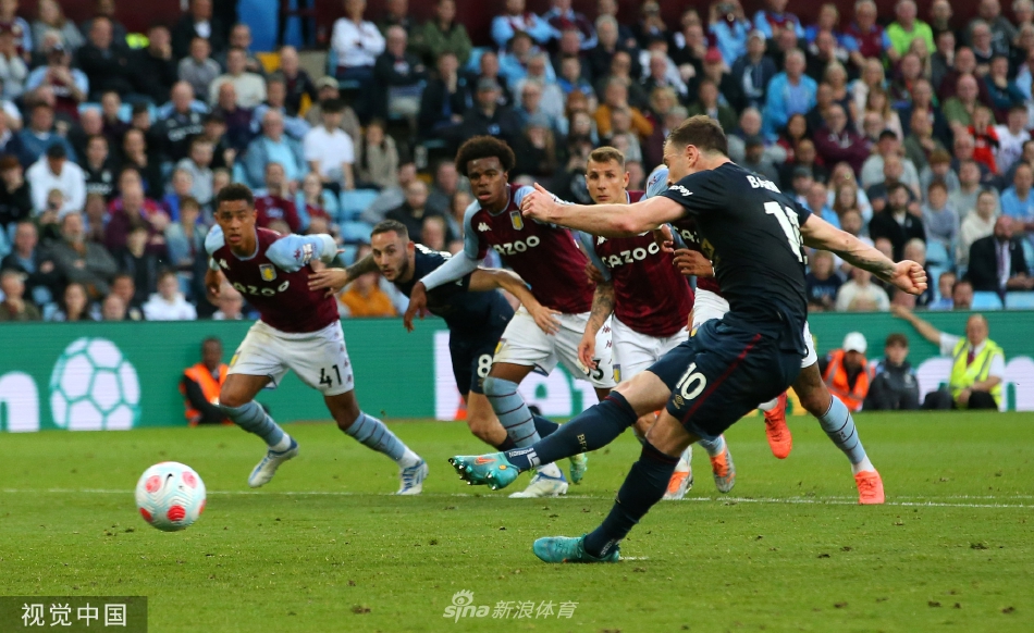 伯恩利球员进球后狂奔庆祝，张开双臂怒吼，脸上写满了释放与激动，队友从四面八方涌来将他团团抱住。