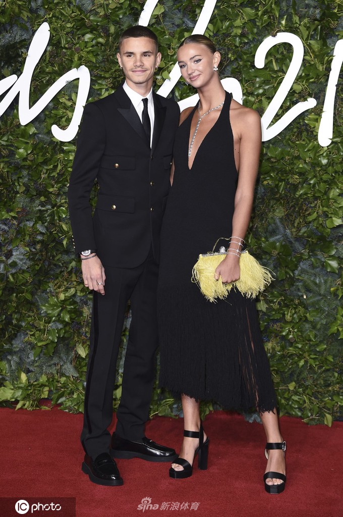 镜头定格下，罗密欧温柔地注视着身旁的女友米娅，米娅则回以甜蜜的微笑，两人眼神交汇间爱意流淌。米娅颈间的钻石项链与耳畔的流苏耳饰，在闪光灯下与她眼底的光芒交相辉映。