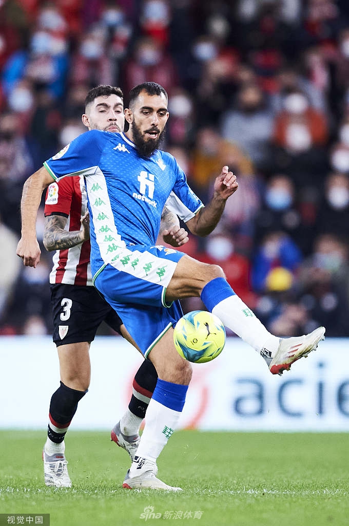 毕尔巴鄂竞技主教练在场边紧握双拳，为球队最后时刻的绝杀进球振臂高呼。