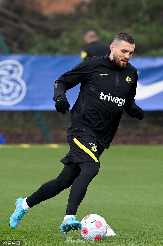 切尔西后卫吕迪格在训练中高高跃起，力压队友争抢高空球