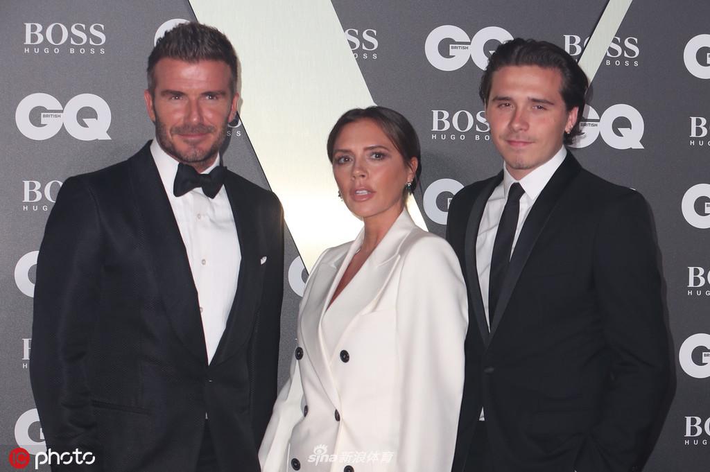 大卫·贝克汉姆以一身经典黑色西装亮相，嘴角自信的微笑，仿佛在告诉镜头，红毯就是他的主场。