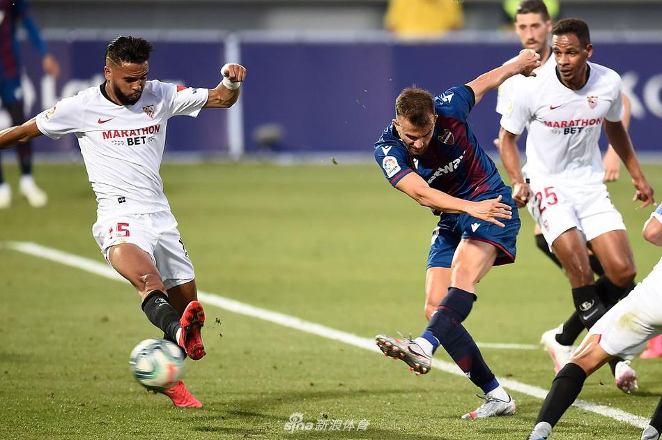 莱万特将士们在进球瞬间激情庆祝，这粒宝贵的进球不仅扳平了比分，更是对全队不放弃精神的最好褒奖，场边的主帅帕科·洛佩斯也激动不已。