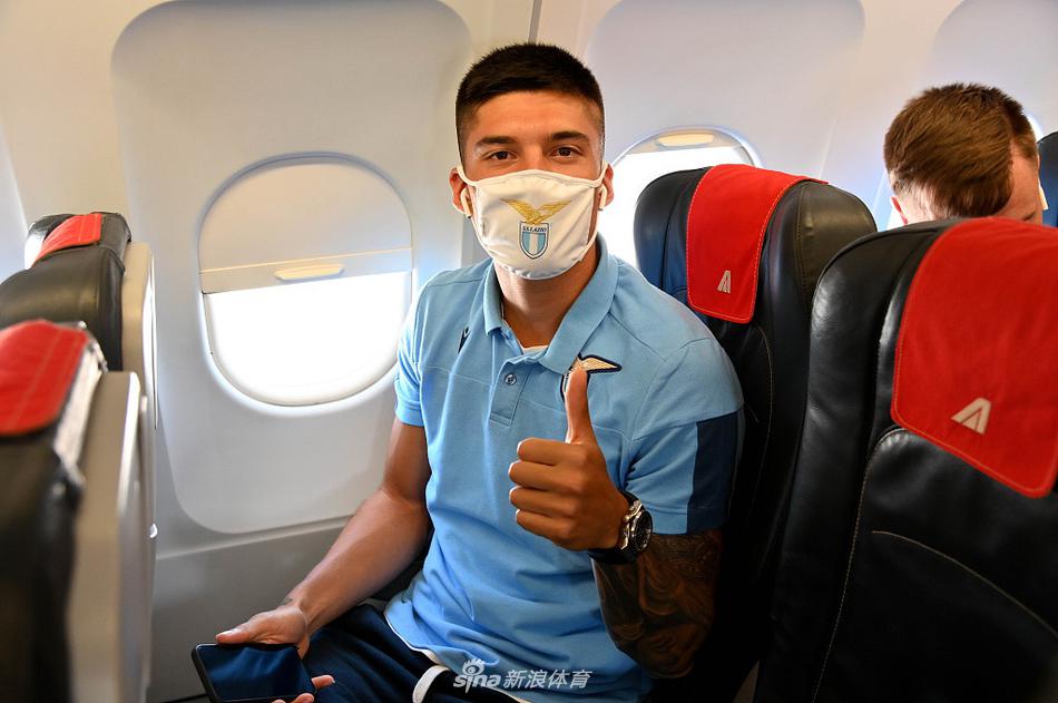 小因扎吉在场边神情严峻地指挥比赛，他挥动的手臂充满力量，试图唤醒场上陷入迷茫的弟子们。