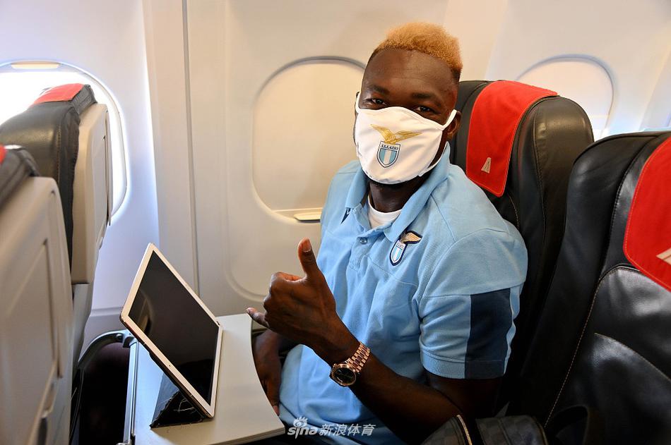 阿尔贝托双手掩面，沉浸在巨大的失望之中，他的肢体语言诉说着从领先到被逆转的痛苦与不甘。