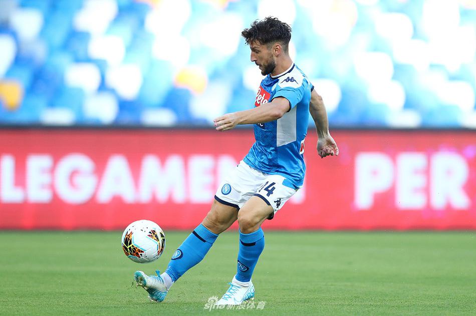 尤尼斯高高跃起，犹如一架滑翔机划过禁区，他强有力的头球攻门，将比分优势扩大，彻底击碎了斯帕尔试图反扑的希望。