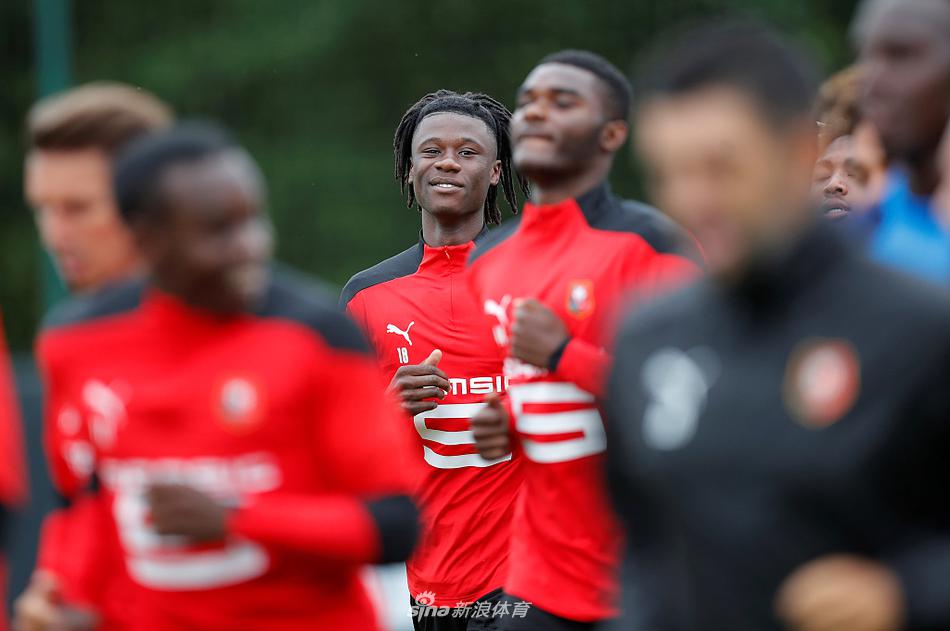 训练间隙，两名队友肩并肩慢跑交谈，绿色的草皮衬着他们被汗水浸透的球衣，友谊在口罩遮不住的笑眼中重新升温。