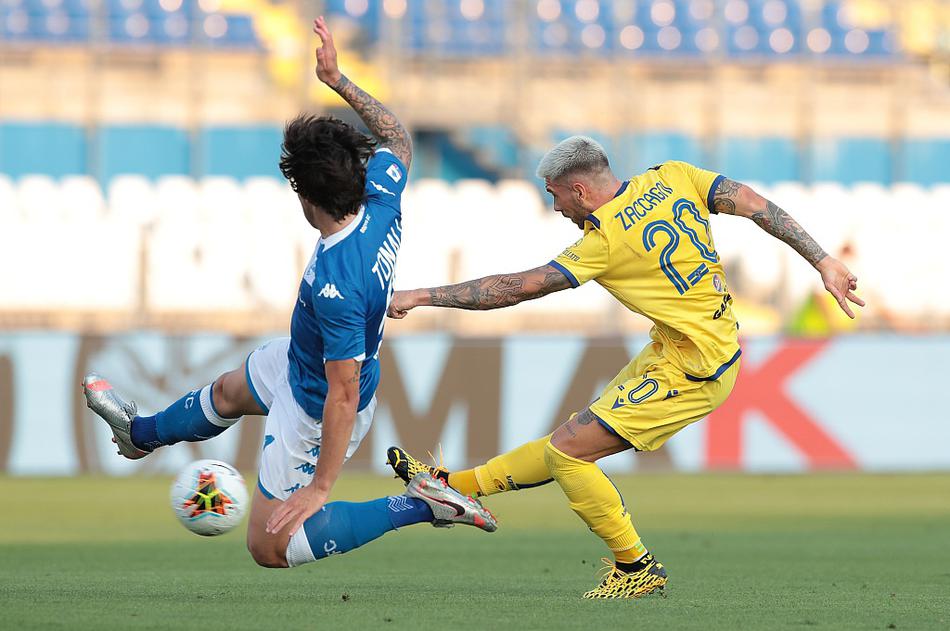 托纳利被队友们团团围住，这位中场核心用他标志性的精准角球助攻队友得分，此刻他享受着英雄般的礼遇，全队的凝聚力在这张照片中展现得淋漓尽致。