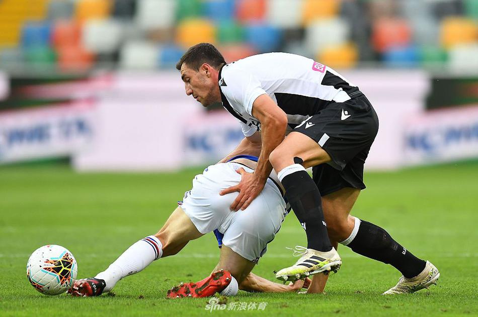 桑普多利亚球员在场上激烈拼抢，身穿蓝色球衣的队员在边路与对手进行凶狠的铲抢，足球在几人脚下争夺，比赛火药味十足。