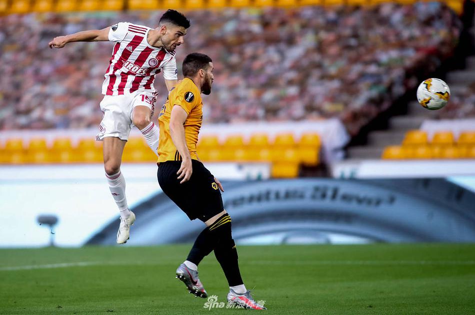 终场哨响后狼队球员们拥抱在一起，考迪与队友们围成一圈，莫利纽克斯的灯光将他们庆祝的身影拉得格外长