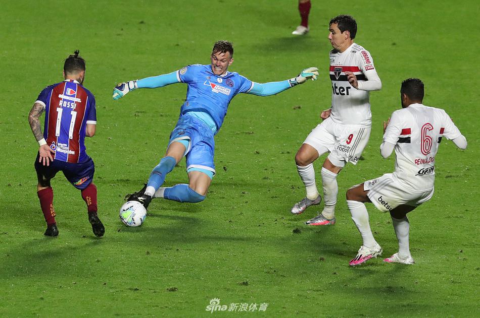 圣保罗新援卢西亚诺在人群中高高跃起，以一记势大力沉的头球攻门，皮球如出膛炮弹般飞向球门，这一刻，他承载着整个莫伦比球场扳平比分的希望。