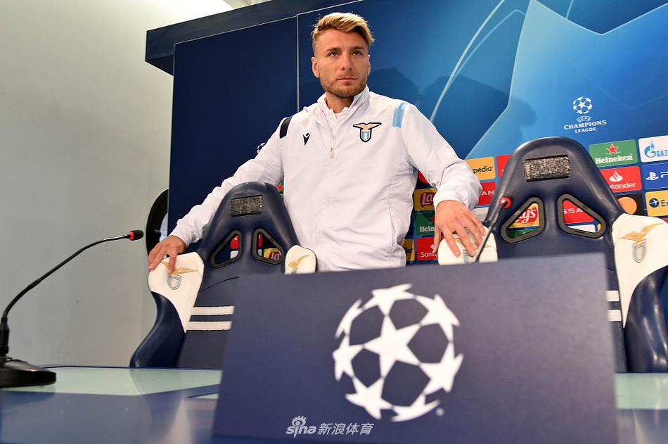 小因扎吉眉头紧锁望向远方，空旷的发布厅回荡着他对于十三载等待的万千感慨