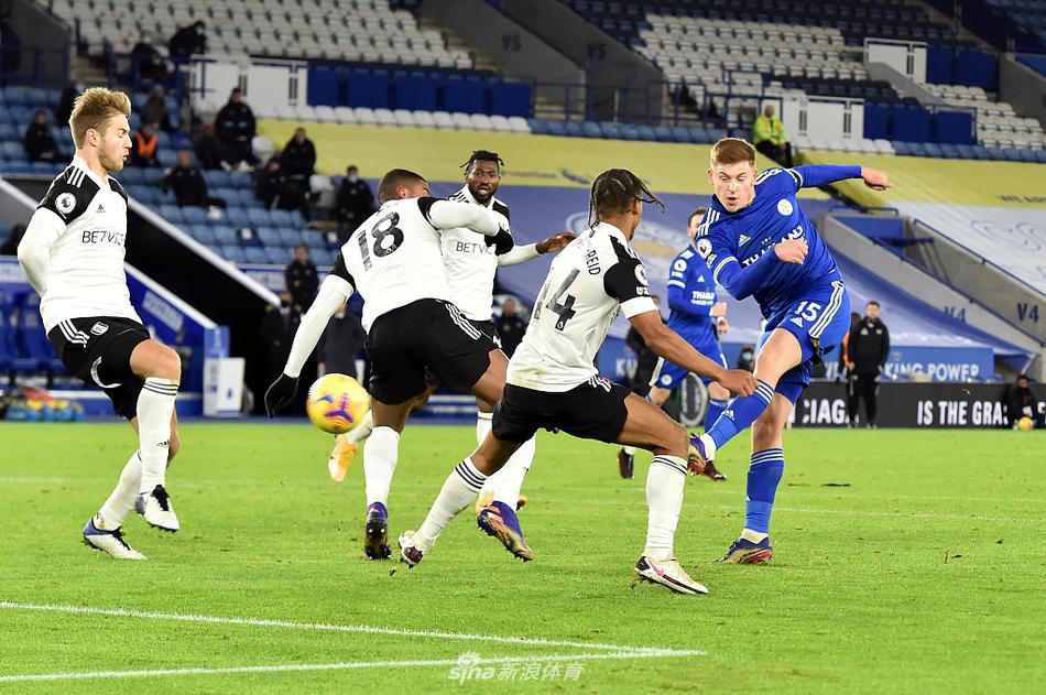 莱斯特城球星麦迪逊在对方严密防守下奋力控球，眼神中透露出扳平比分的渴望，他身后是富勒姆球员紧追不舍。