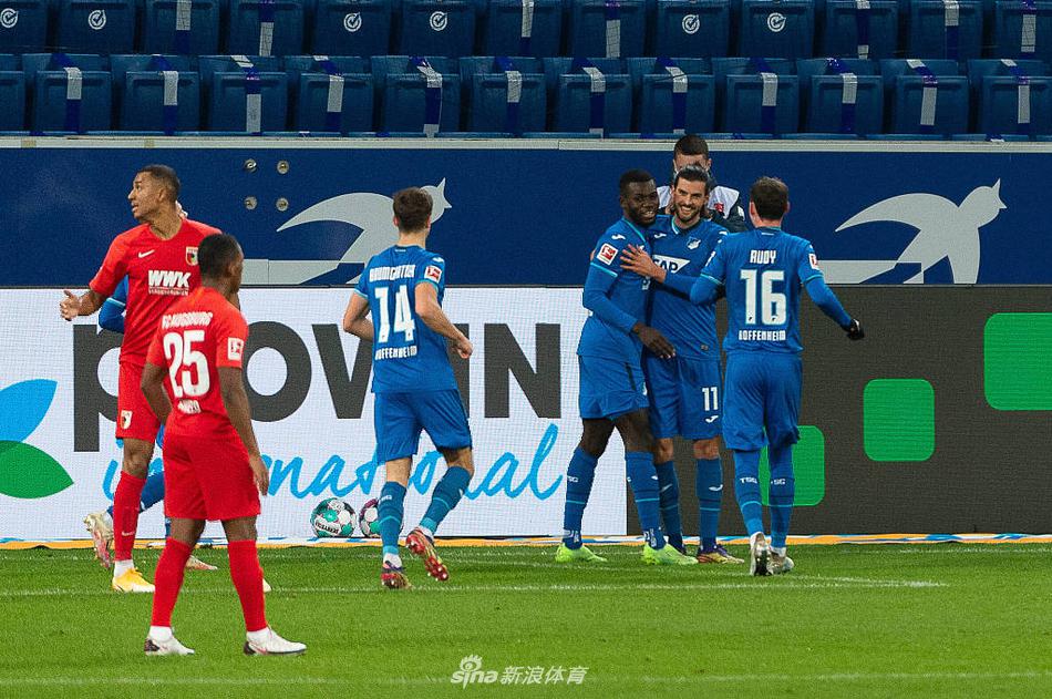 格里利奇在禁区内轻巧挑球过人后，身体舒展到极致，左脚划出一道完美的弧线，皮球带着旋转飞向远角，这是一个足以入选周最佳进球的瞬间。