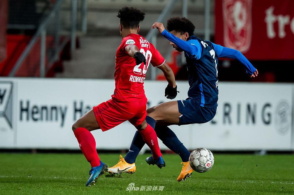 特温特队球员达尼洛主罚点球瞬间，他眼神坚定，全力射门，皮球如离弦之箭般飞向球门，门将虽奋力扑救但已回天乏术。