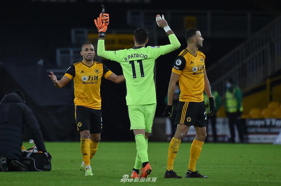 进球后的内托被兴奋的队友们团团围住，他们簇拥在一起，脸上洋溢着胜利的喜悦，与远处神情落寞的切尔西门将门迪形成了鲜明而残酷的对比。