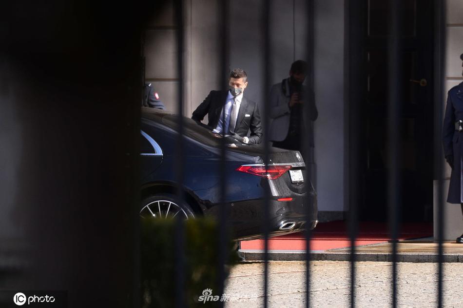 完成授勋仪式的莱万多夫斯基手捧勋章走出总统府，面对媒体镜头，他的笑容充满自信与荣耀，象征着波兰足球的辉煌时刻。