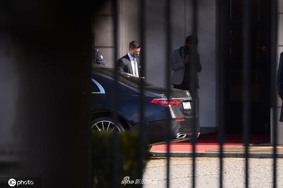 莱万多夫斯基胸前佩戴着崭新的波兰复兴勋章，与波兰总统杜达在总统府内合影留念，记录下这庄严而自豪的一刻。