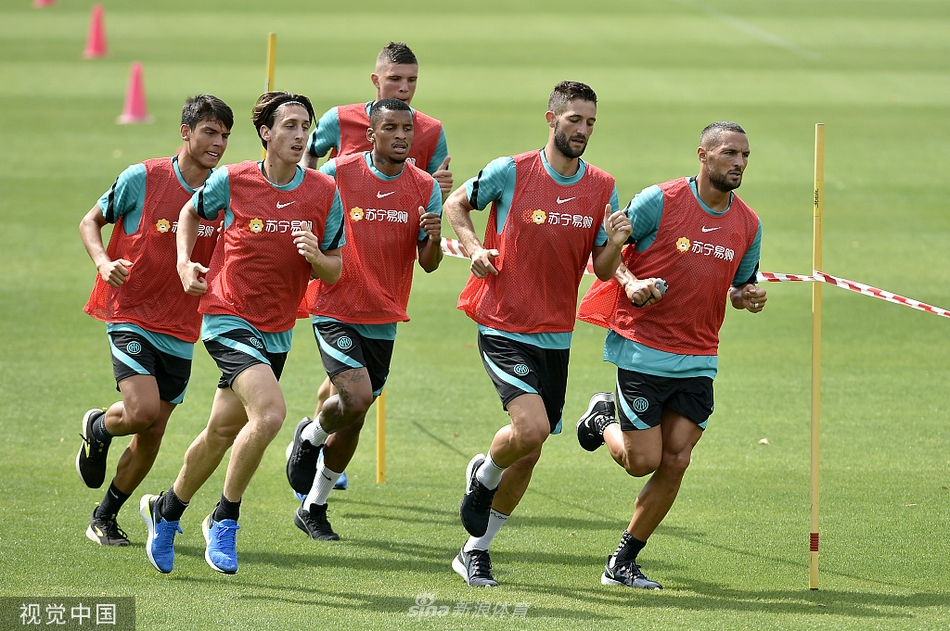 训练尾声，全队围成一圈相互鼓劲，阳光洒在他们身上，这一刻的团结与凝聚力，预示着蓝黑军团将无惧新赛季的任何风雨