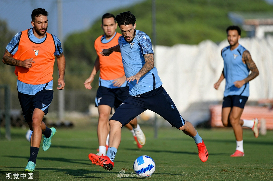 训练结束，全队围成一圈，萨里在中心布置着最后的要求，团结一心的氛围令人动容