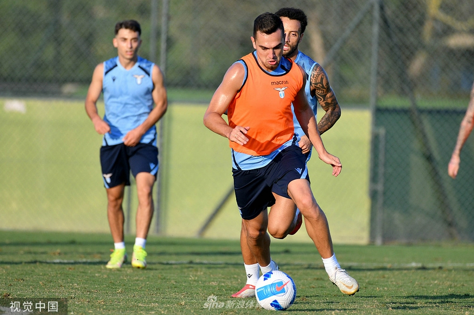 斯特拉科沙飞身侧扑，指尖触球的瞬间仿佛定格，他用行动守护着蓝鹰的最后一道防线