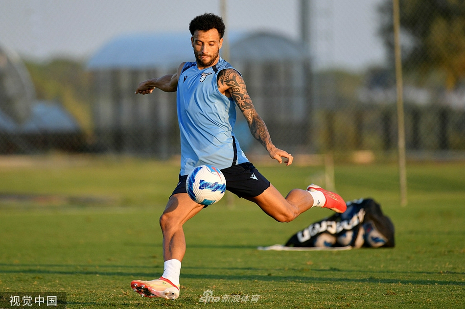 米林科维奇在对抗中高高跃起，如同一位指挥家掌控着训练场的节奏，眼神专注而坚定