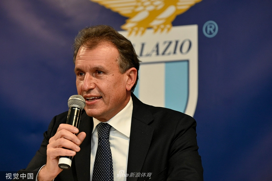 发布会结束后，球员与教练组成员相互鼓励，他们围成一圈，手掌交叠，共同呐喊出对下一场胜利的坚定信念。