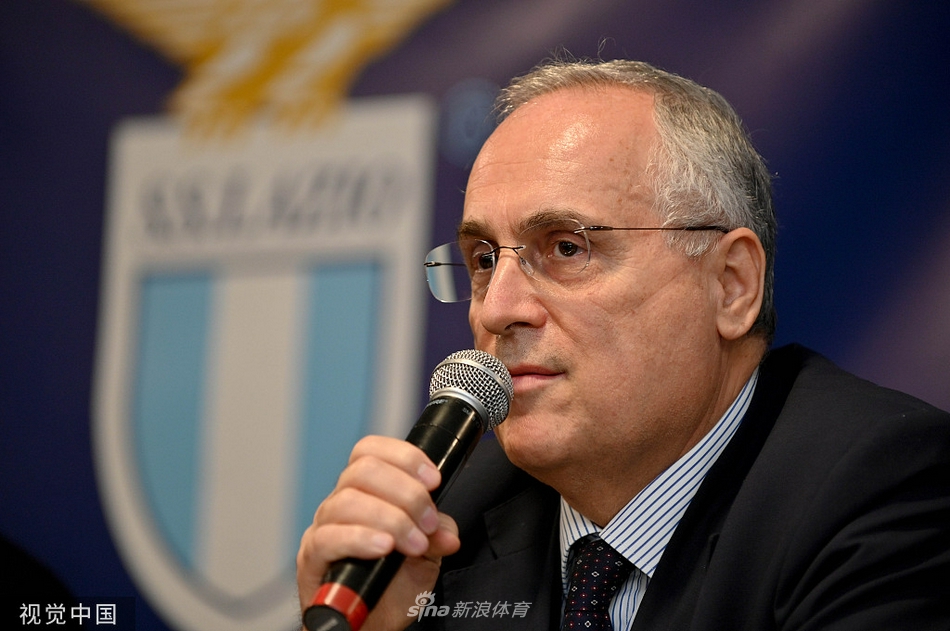 在聚光灯的照耀下，拉齐奥主帅神情专注地步入发布会现场，坚定的目光仿佛已洞悉场上的一切变局。