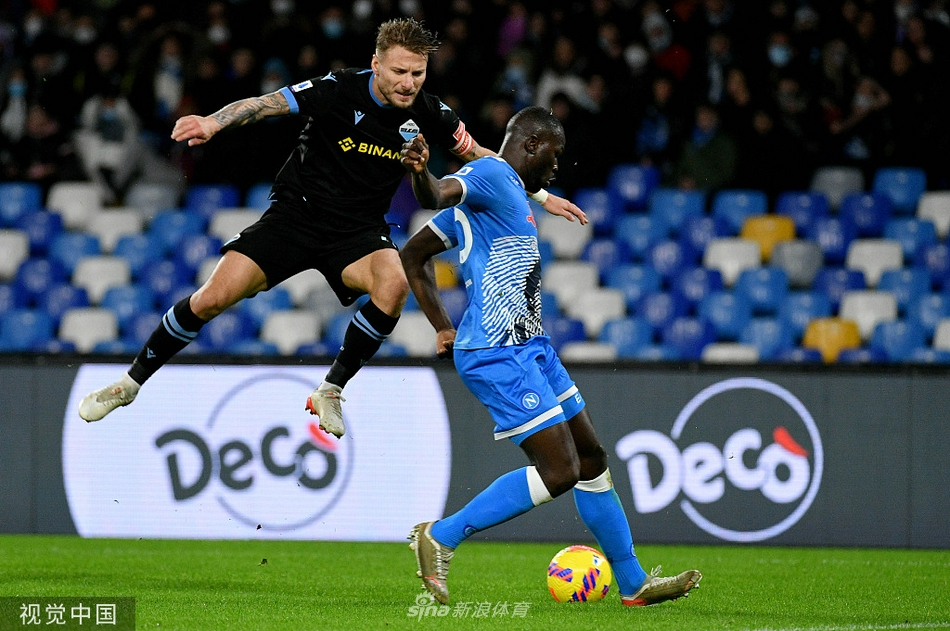 梅尔滕斯张开双臂在草皮上滑行庆祝，他的脸上洋溢着难以抑制的兴奋，身后的队友们正疯狂地向他追来，分享这粒精彩进球的喜悦。