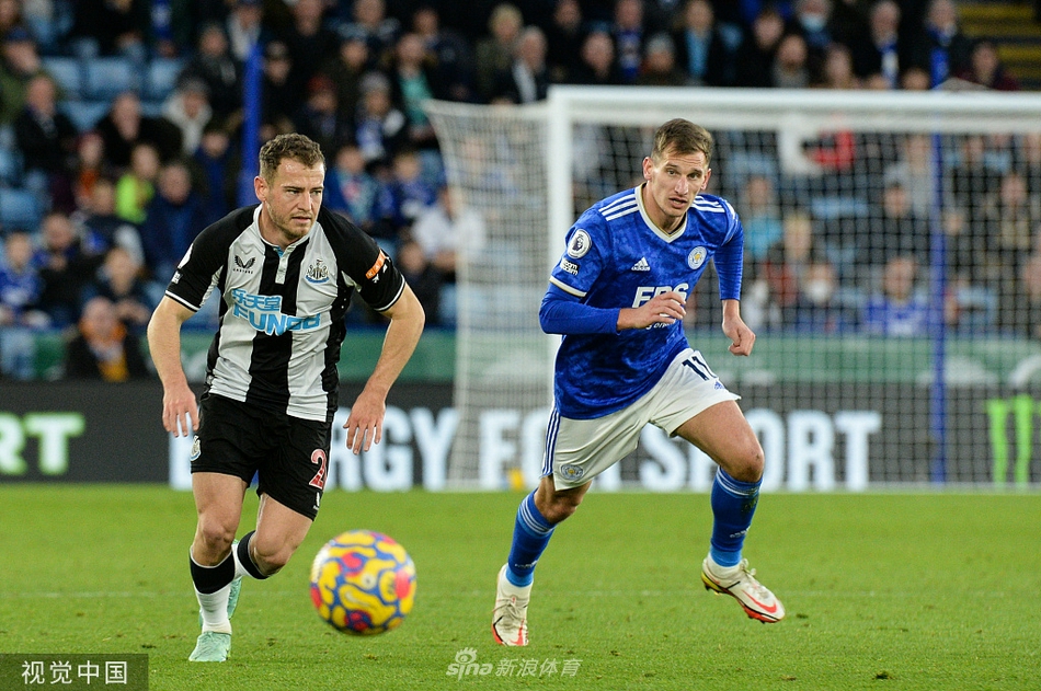 纽卡斯尔联球员在丢球后神情落寞，队长拉塞莱斯呆立原地，反映了球队在比赛中承受的巨大压力与无奈。