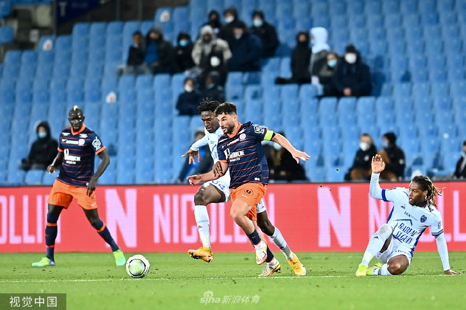 特鲁瓦门将加仑在比赛中飞身扑救，单掌将蒙彼利埃一次极具威胁的射门托出横梁。