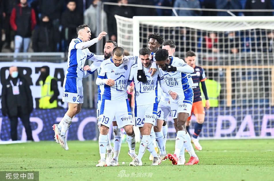 特鲁瓦队进球功臣查瓦莱林在比赛中高速带球突破，蒙彼利埃后卫紧追不舍。