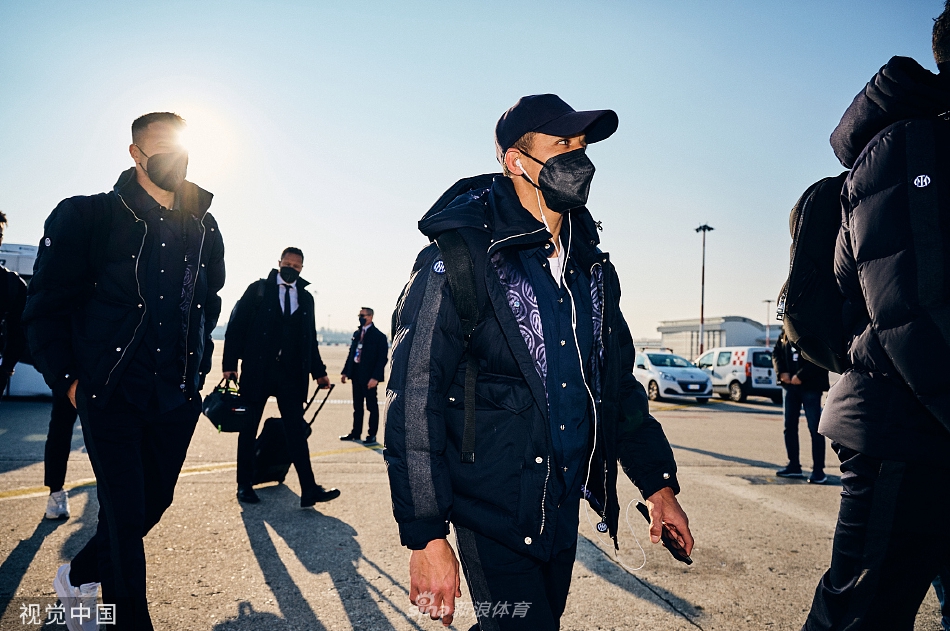 国米将士赛后向远道而来的球迷致意，虽然出局，但球队团结一心、战斗到底的精神赢得了所有人的掌声。