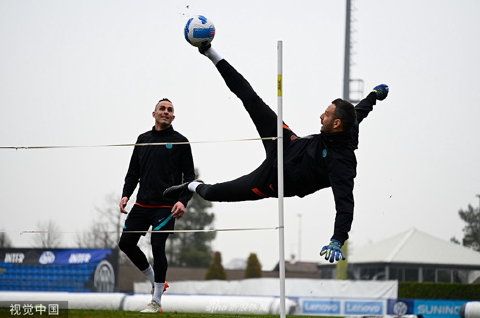 国际米兰全队围拢聆听主帅小因扎吉的战术部署，争冠关键期每一句指导都至关重要