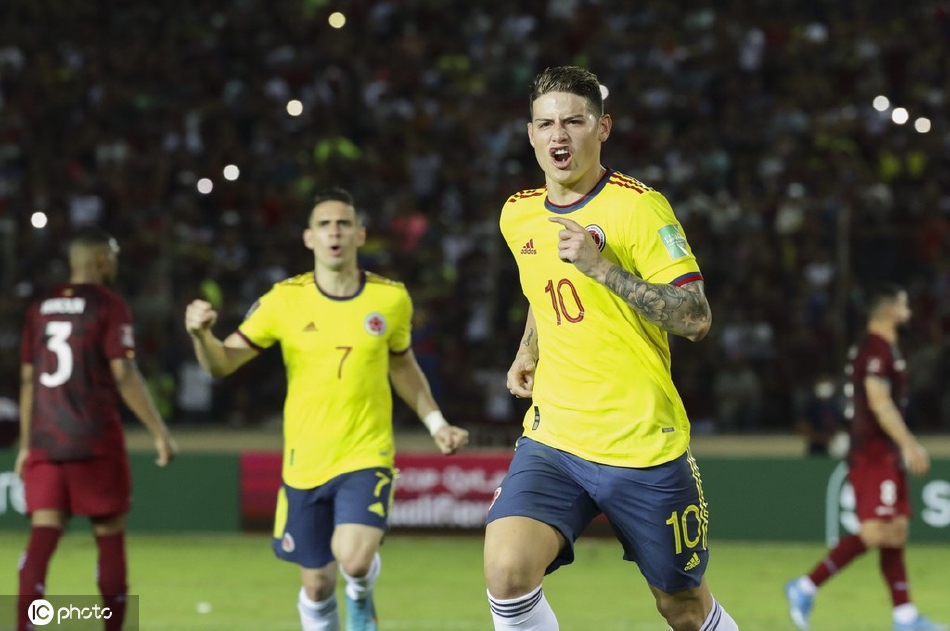 双方球员在中场展开激烈拼抢，球鞋卷起草屑，争夺寸土不让