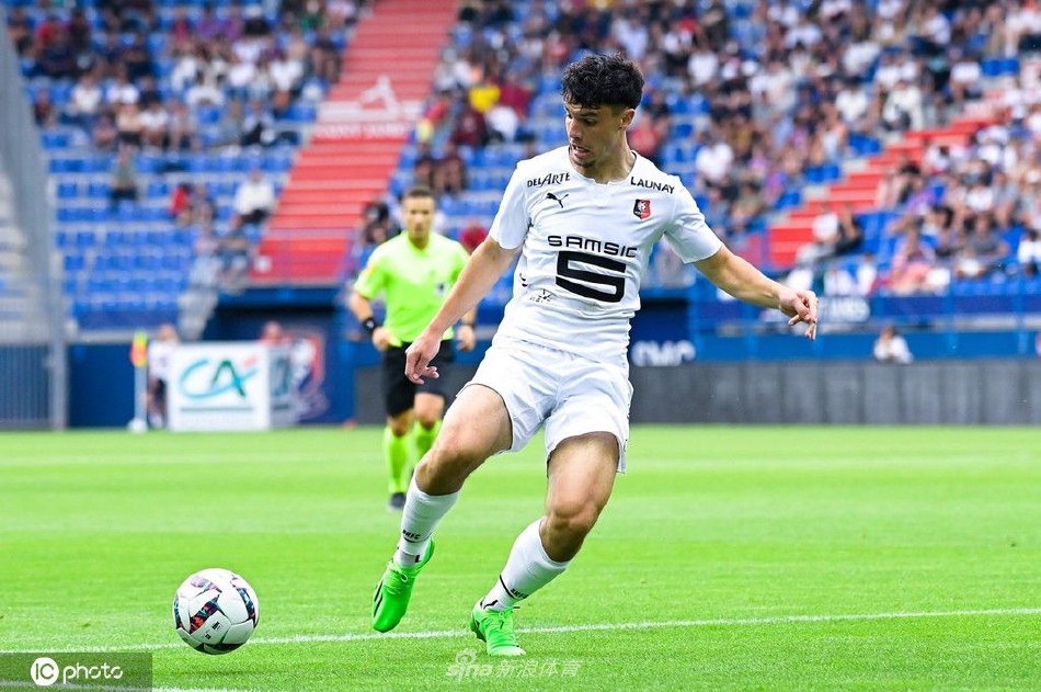 卡昂前锋如猎豹般突入禁区，在雷恩后卫的紧逼下起脚劲射，皮球划过草皮带起一道草屑轨迹