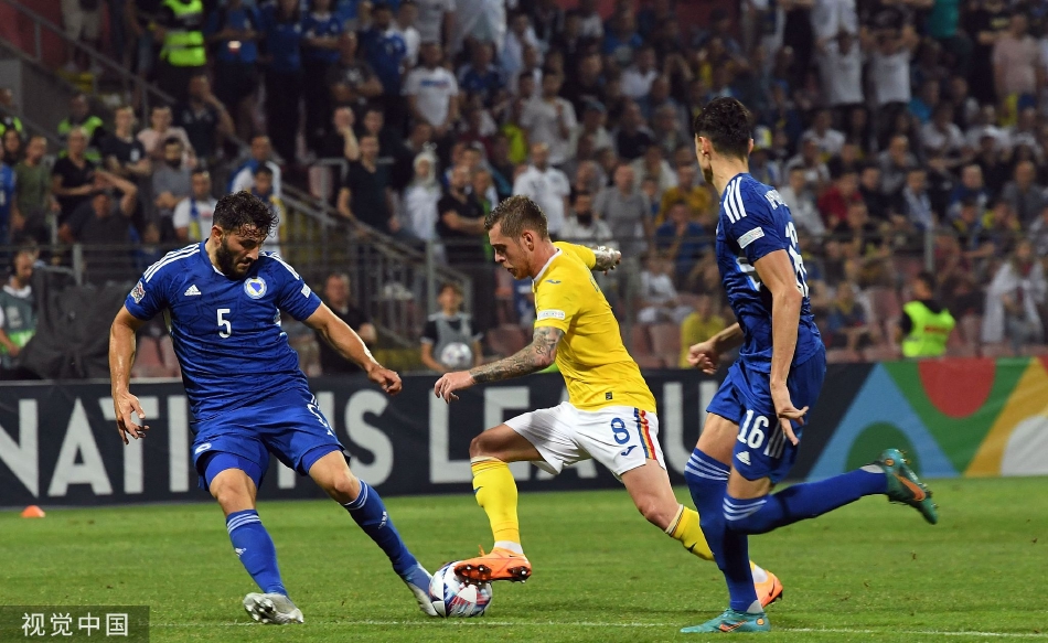 波黑队主力中锋哲科在罗马尼亚后卫贴身紧逼下奋力跃起争抢头球，展现强大制空能力