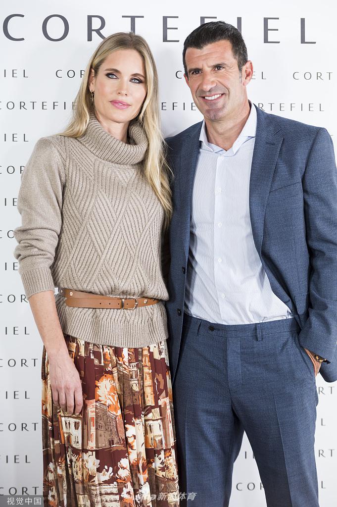 菲戈与爱妻在餐桌前落座，海伦用手托腮，姿态放松，菲戈则侧身望向她，眼神中似乎还保留着年轻时的那份欣赏与爱意。