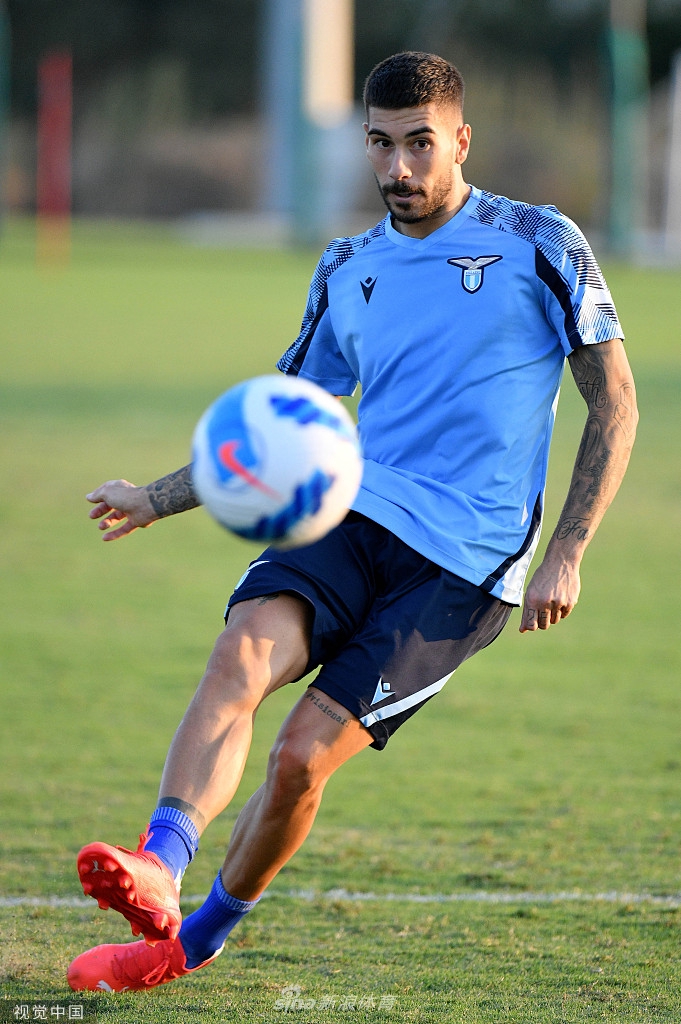 阿尔贝托开出的角球划出美妙弧线，门前抢点的球员们如同离弦之箭，瞬间点燃了球门的战火