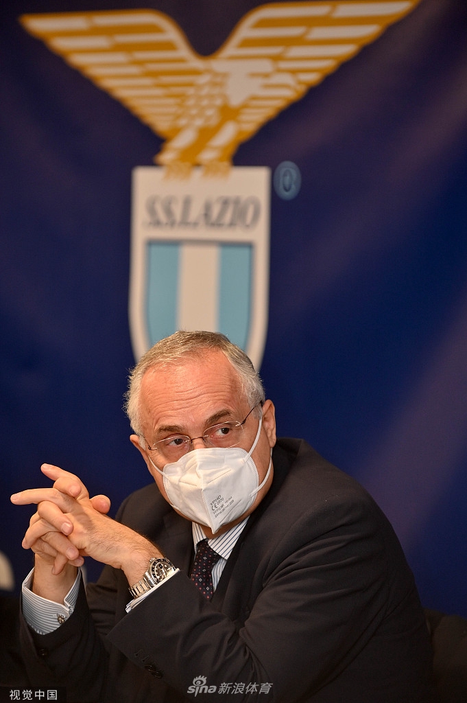 一位拉齐奥核心球员侧耳倾听提问，额头上细密的汗珠与坚毅的侧脸线条，无声诉说着训练的刻苦与对胜利的渴望。